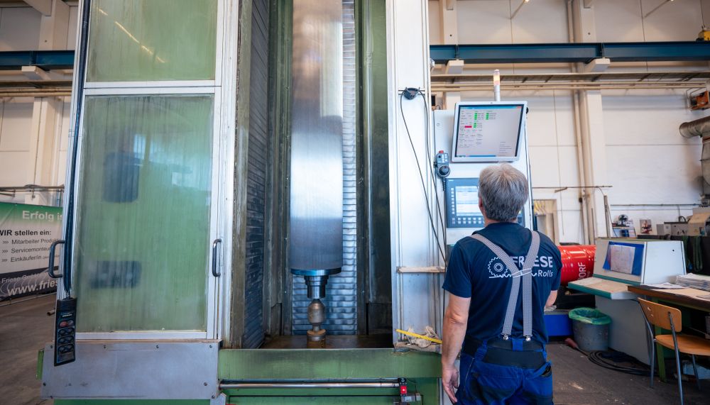 Mitarbeiter an einer Drehmaschine in der Fertigung der Friese GmbH