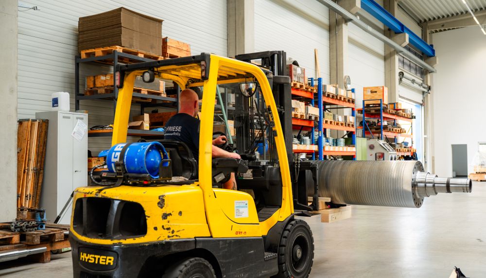 Verladung eines Riffelwalzensatzes der Friese GmbH für den Export
